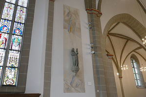 Malerischer Spiegel an der gotischen Madonna in St. Crescentius (Foto: Karl-Franz Thiede)